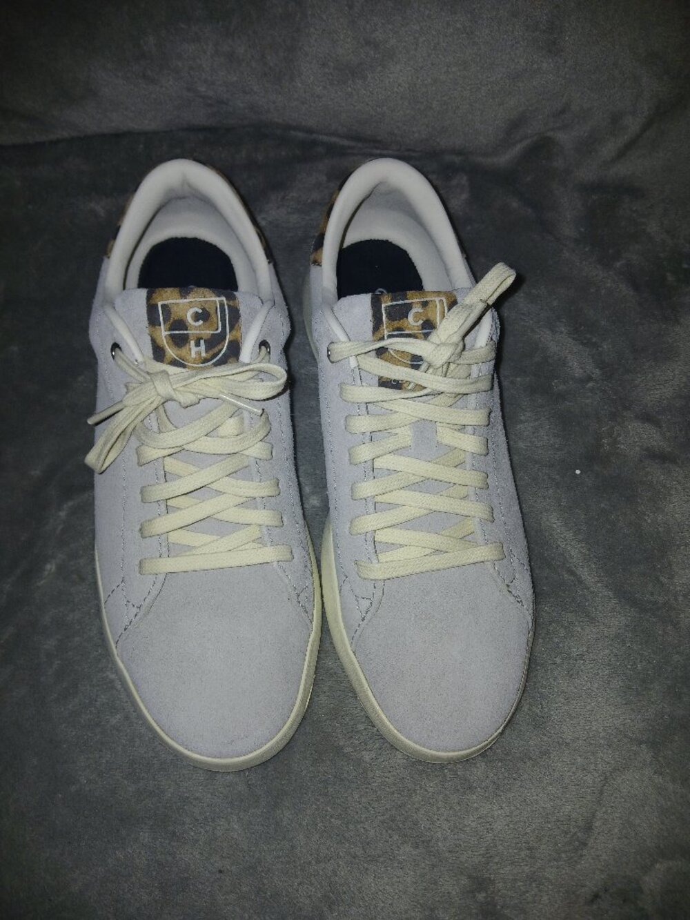 Tennis shoes